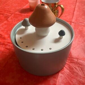 Mushroom Ceramic , in the image is a pet water fountain, has no pump.